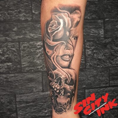 Gesicht mit Rose und Scull